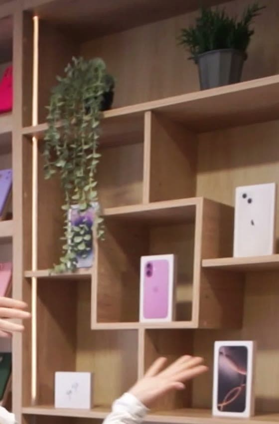 Repisas de la tienda MacPhones con cajas de iPhone